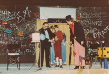 863219 Afbeelding van een optreden van twee goochelaars tijdens een Sinterklaasviering voor Wijk C-kinderen op de Vrije ...